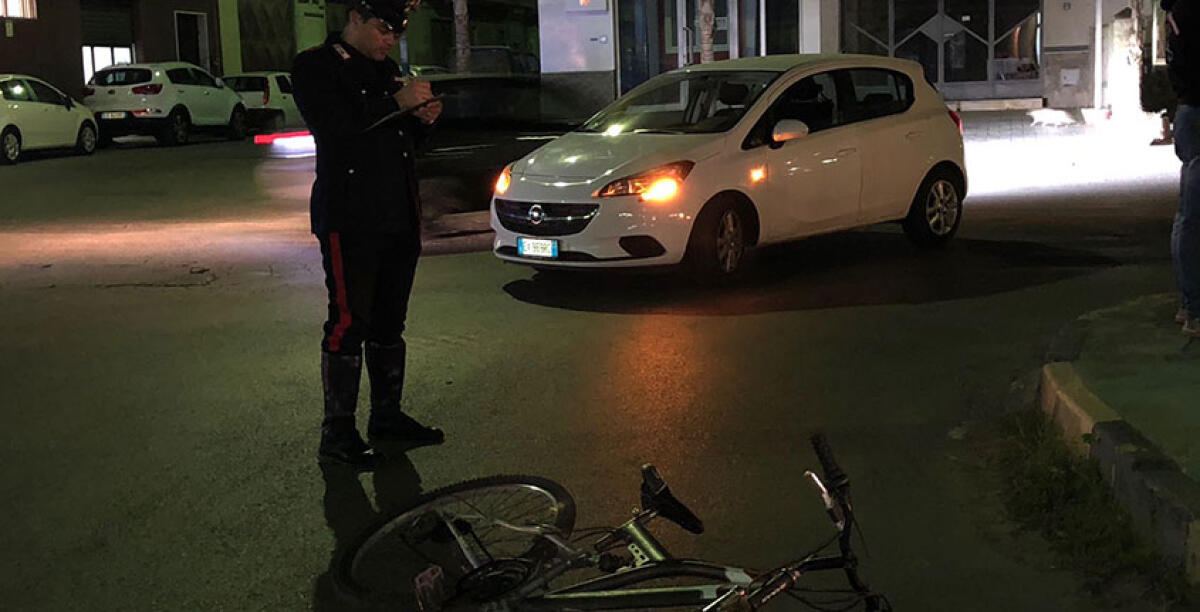 Boato e paura in via Venezia, un'auto travolge un ciclista ferendolo - 