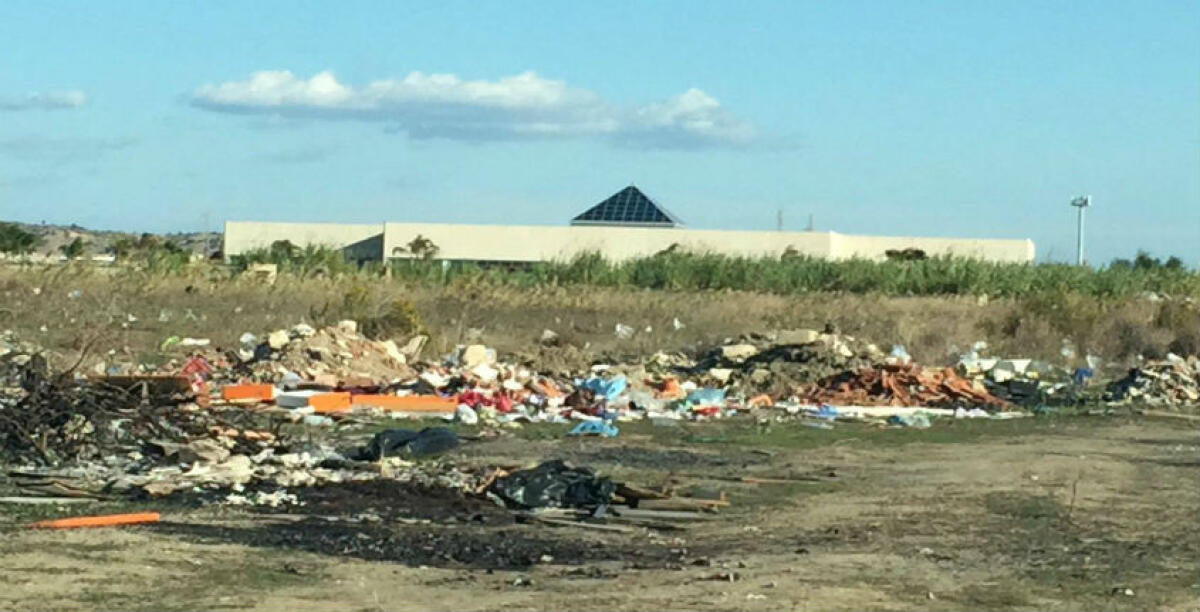 Una maxi discarica abusiva a Settefarine, stoccati rifiuti di ogni tipo in un terreno incolto - 
