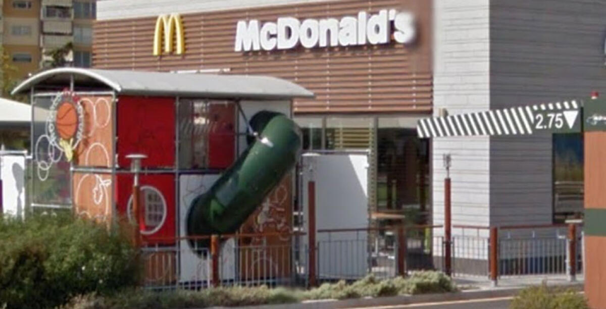 Bimbo di tre anni ferito al McDonald's, esce da un gioco con la frattura alla tibia -
