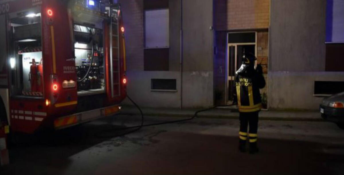 Fiamme in uno stabile di viale Indipendenza, il fuoco danneggia la porta d'ingresso di un appartamento - 