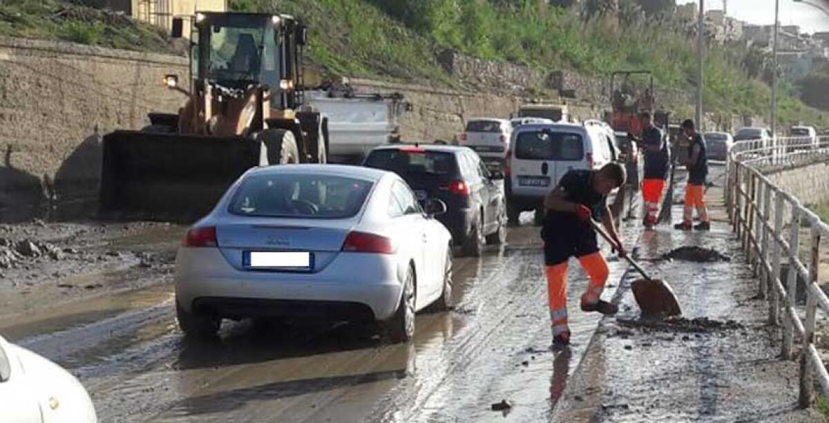 Piogge intense e tante zone della città allagate, la giunta vara un progetto di manutenzione delle caditoie intasate - 