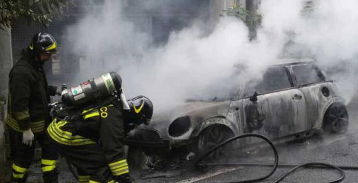 Fiamme nella notte, il rogo ha distrutto la Fiat Croma di un insegnante - 