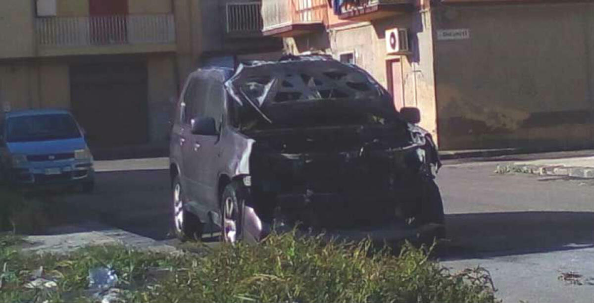 L'escalation degli incendiari, le contromosse sul tavolo del comitato per l'ordine e la sicurezza: il prefetto, "più uomini a pattugliare" - 