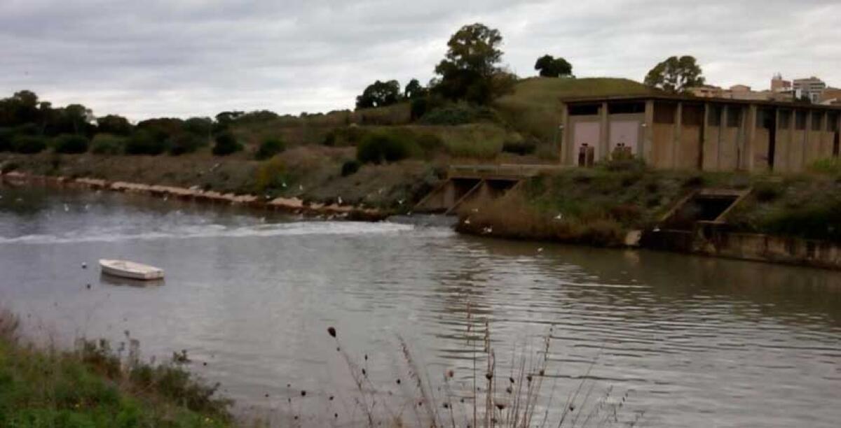 Il fiume Gela puzza di melma nel tratto antistante le pompe di sollevamento dei liquami -