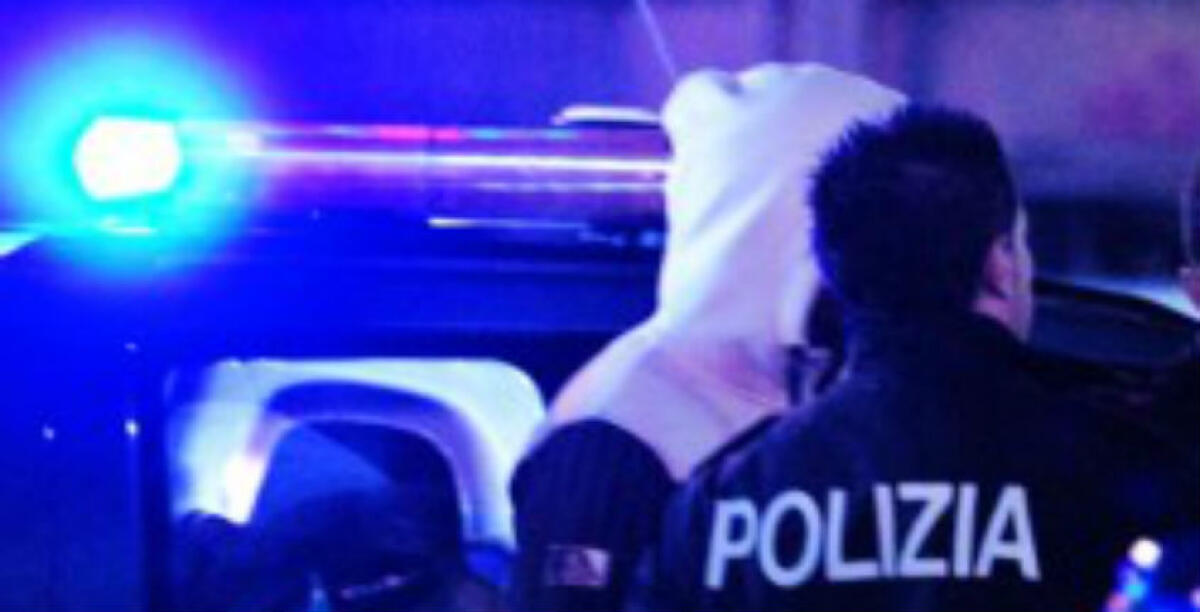 "Nell'appartamento c'era un biglietto con nomi e numeri di telefono", il blitz alla ricerca di un latitante: un giovane l'avrebbe coperto - 