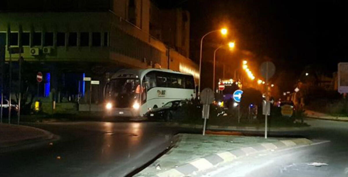 Un bus e una Bmw impattano alla rotatoria di via Niscemi, c'è un ferito - 