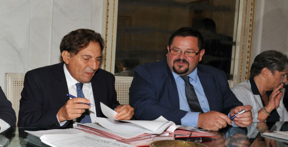 La speranza della giunta sono i soldi del Patto per la Sicilia, nuovo vertice in municipio: in commissione convocati assessore e dirigente - L'intesa attuativa sui soldi delle compensazioni è stata chiusa dall'ex governatore Crocetta e dall'ex sindaco Messinese