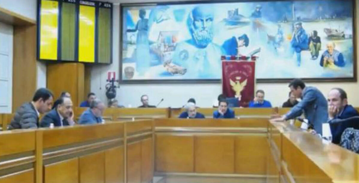 Niente aumenti della Tari, Messinese e Siciliano sempre più isolati: il consiglio dice no e spunta l'ombra dell'accordo con il Pd - 