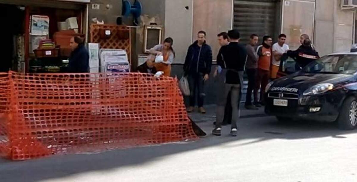 Transenne pericolose in centro storico, pensionato finisce in ospedale -