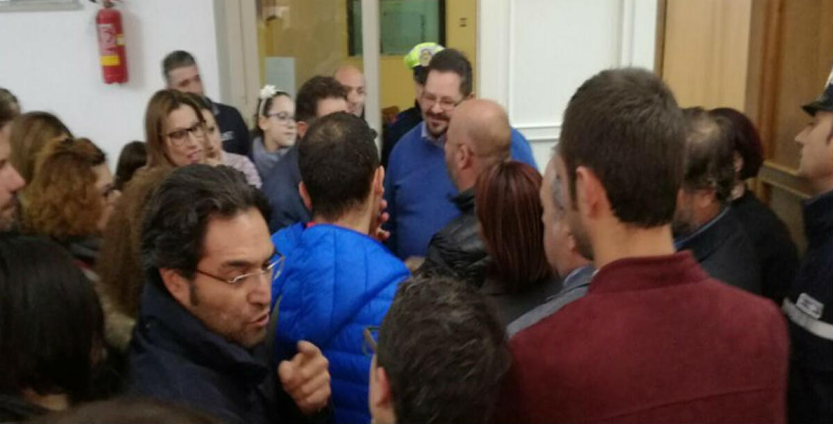 La scuola "Nicholas Green" tra sporcizia e topi, i genitori dal sindaco: fermato il consiglio comunale - 