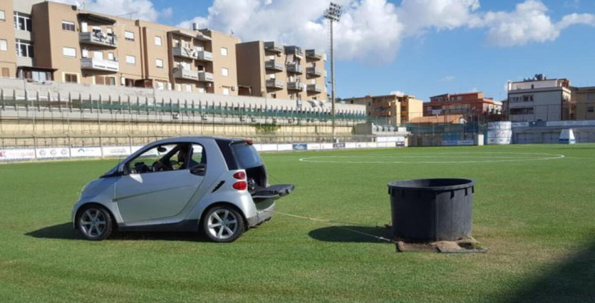 Prima c'era "zio Pasquale" e la motoape, ora tocca ai calciatori del Gela "pettinare" il prato del Presti - 