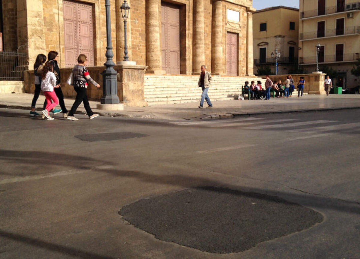 Un anziano "vittima" di un tombino, il Comune dovrà risarcirgli anche i danni morali -