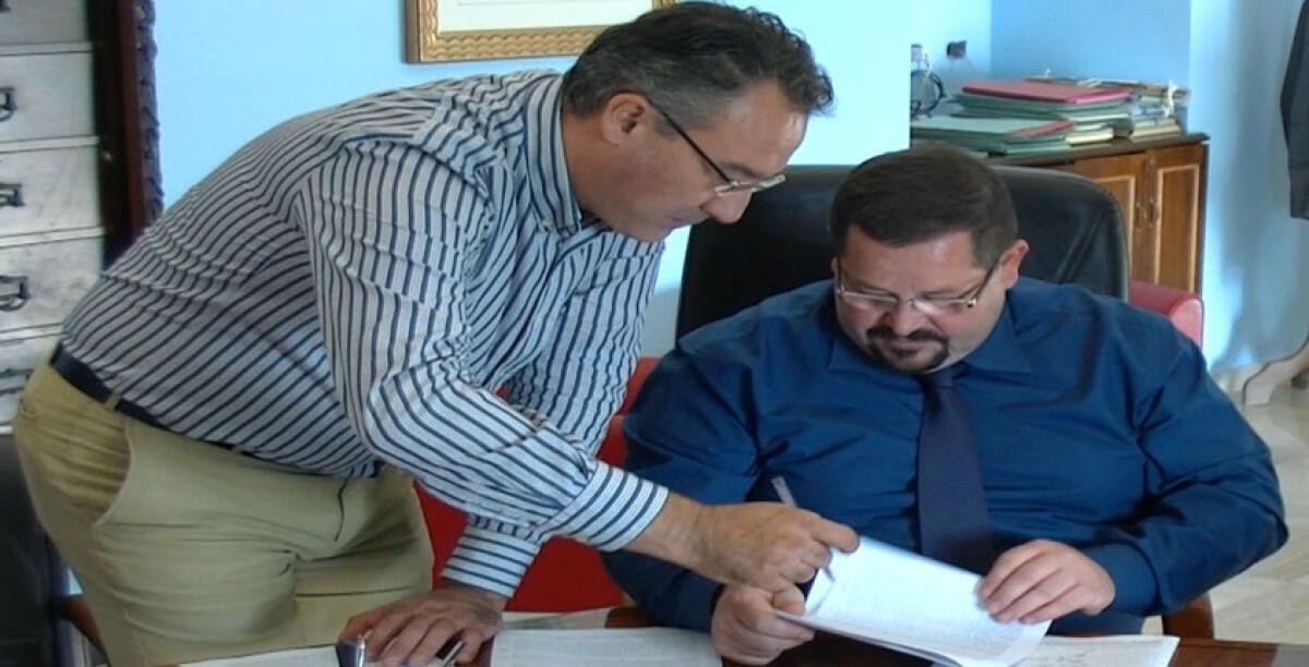 Messinese non lo voleva più, Amorosia lascia il municipio dopo due anni: il sindaco cerca un successore - L'ex segretario generale Pietro Amorosia e il sindaco Domenico Messinese