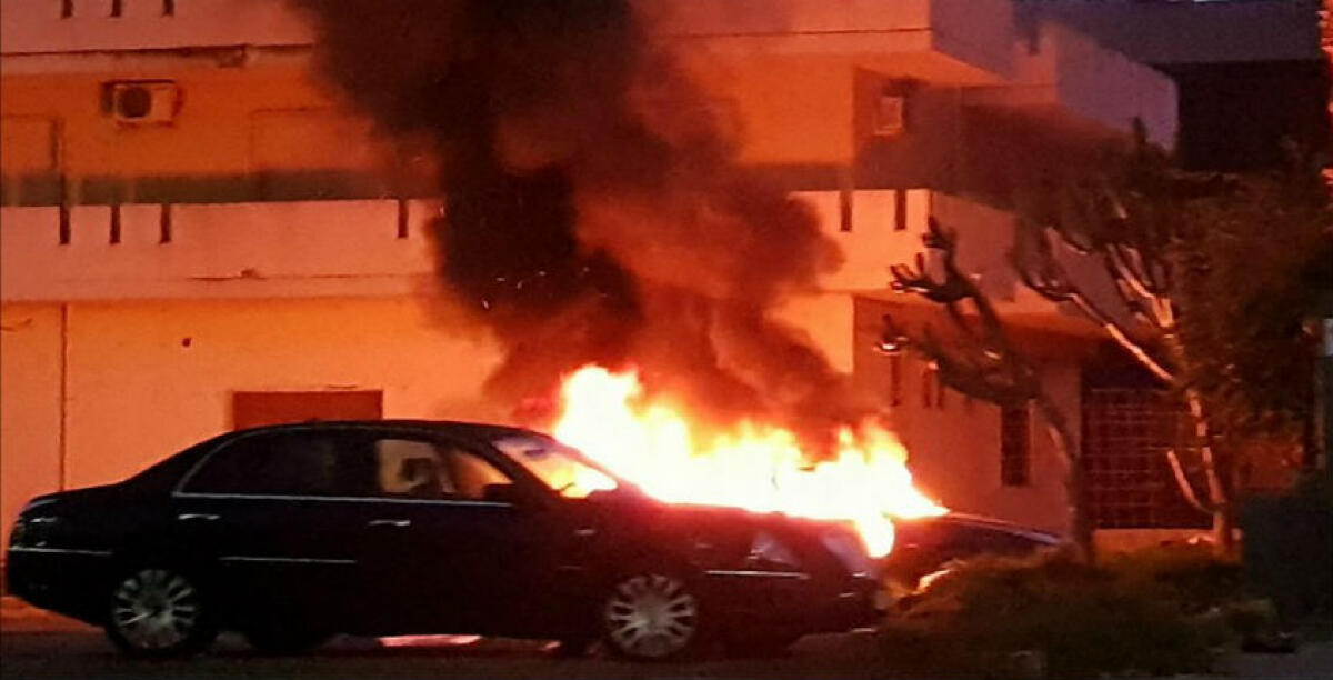 Un'auto in fiamme in via Venezia, la vettura incendiata tra le attività commerciali - 