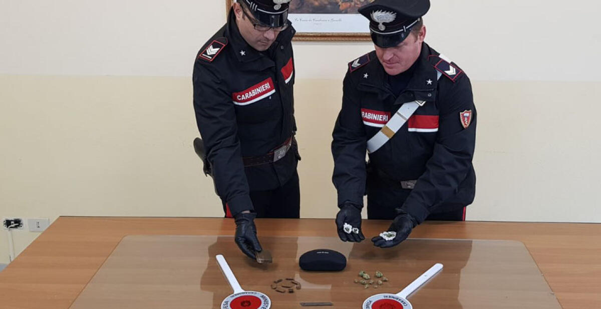 Nascondeva 70 grammi di hashish e marijuana a casa, obbligo di firma per il giovane arrestato - I carabinieri hanno sequestrato marjuana