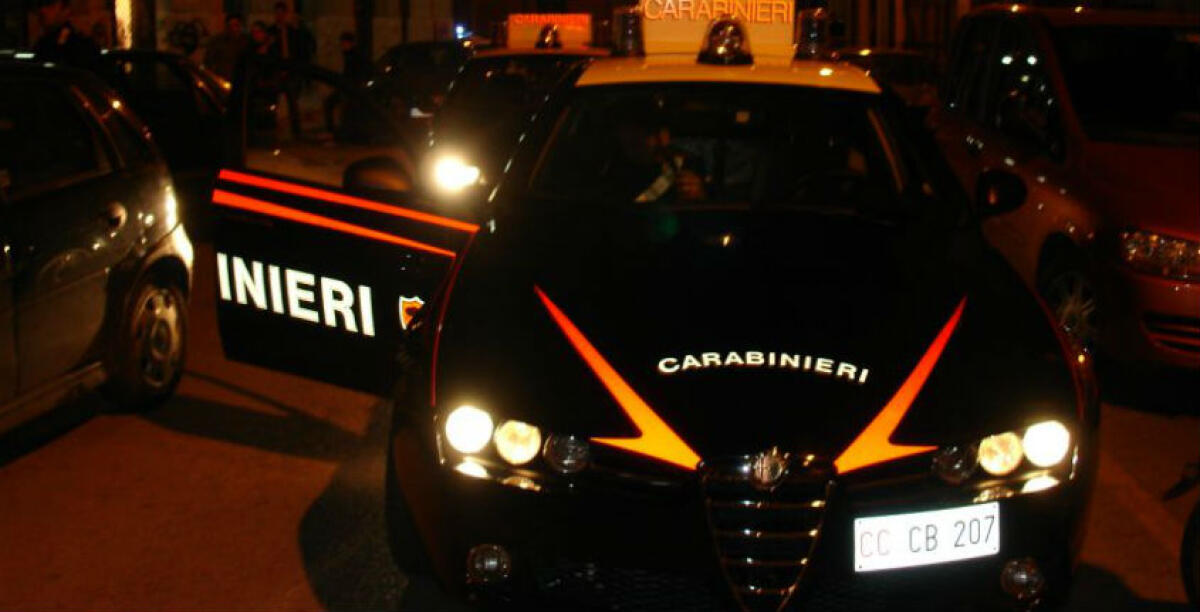 Scene da guerriglia in via Venezia, due uomini si picchiano saltando sui tetti delle auto -
