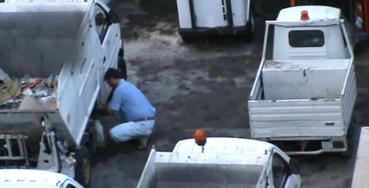 Rubava gasolio al compattatore durante il servizio di raccolta: scoperto e licenziato - 