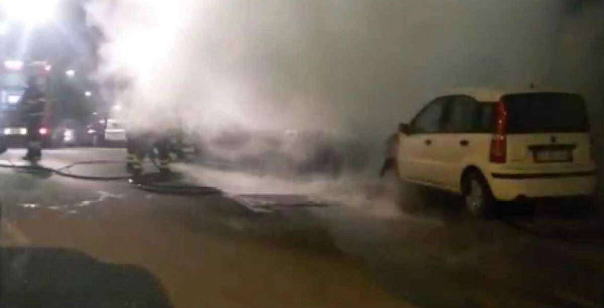 Fiamme nel cuore di Carrubbazza, distrutta una Fiat Panda: l'auto intestata ad una donna - 