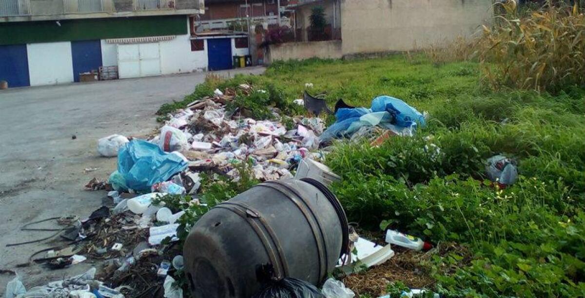 Rifiuti in strada a Scavone, la discarica abusiva tra le attività commerciali - 