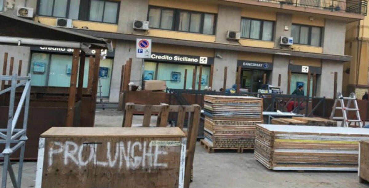 "Quelle bancarelle non possono stare in piazza Umberto", smontato il mercatino: Granvillano, "mancavano diverse autorizzazioni" - 