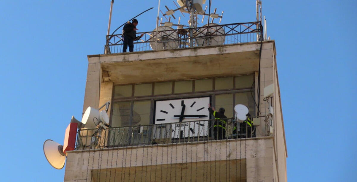 Disoccupato minaccia di lanciarsi dalla torre dell'orologio del municipio - 