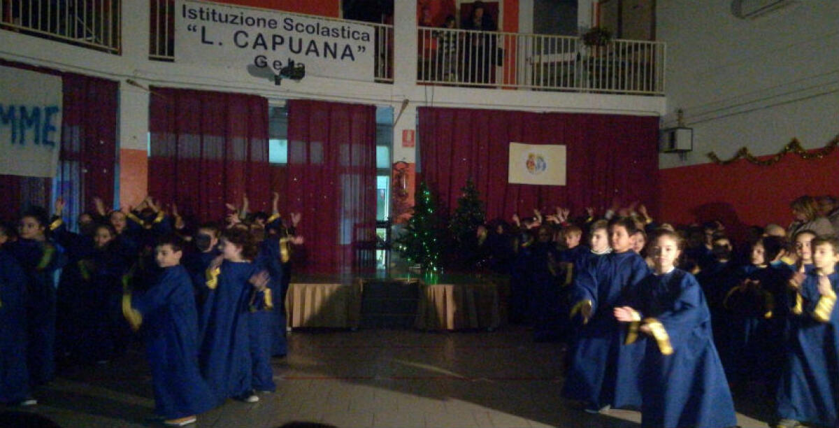 Gli alunni della "Capuana" portano in scena "Natale sotto le stelle", canti e balli nel segno dell'amore - 