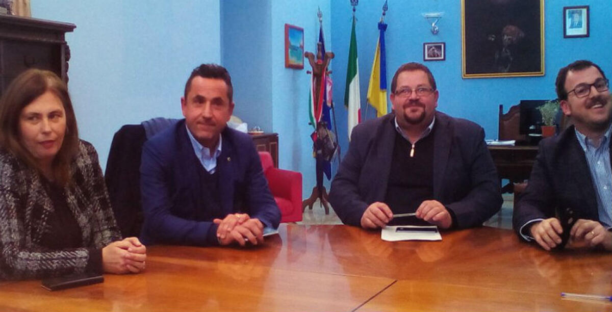 Siragusa: "L'invito di Melfa? pensi ai suoi consiglieri: questa è una giunta lobbista" - Messinese insieme all'ex assessore ai lavori pubblici Maurizio Melfa