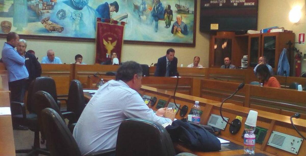 La crisi...della notifica, domani la sfiducia rischia il rinvio: tutto torna in bilico dopo le telefonate agli avvocati di "grido" - 