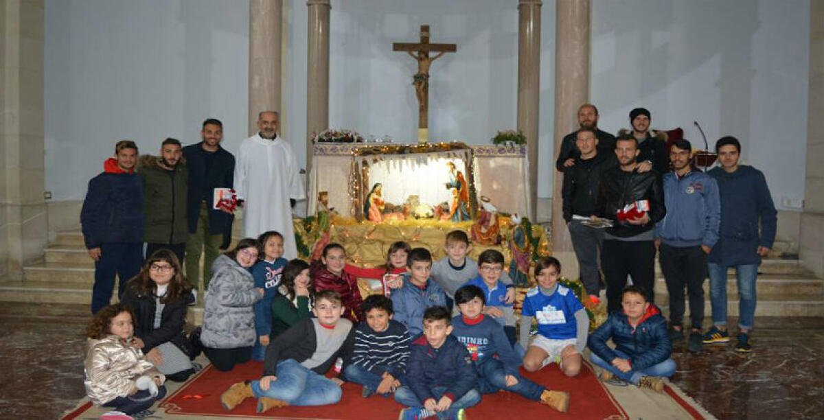 Nella chiesa San Giacomo i bambini hanno incontrato i calciatori del Gela, canti e scambio di doni natalizi - 