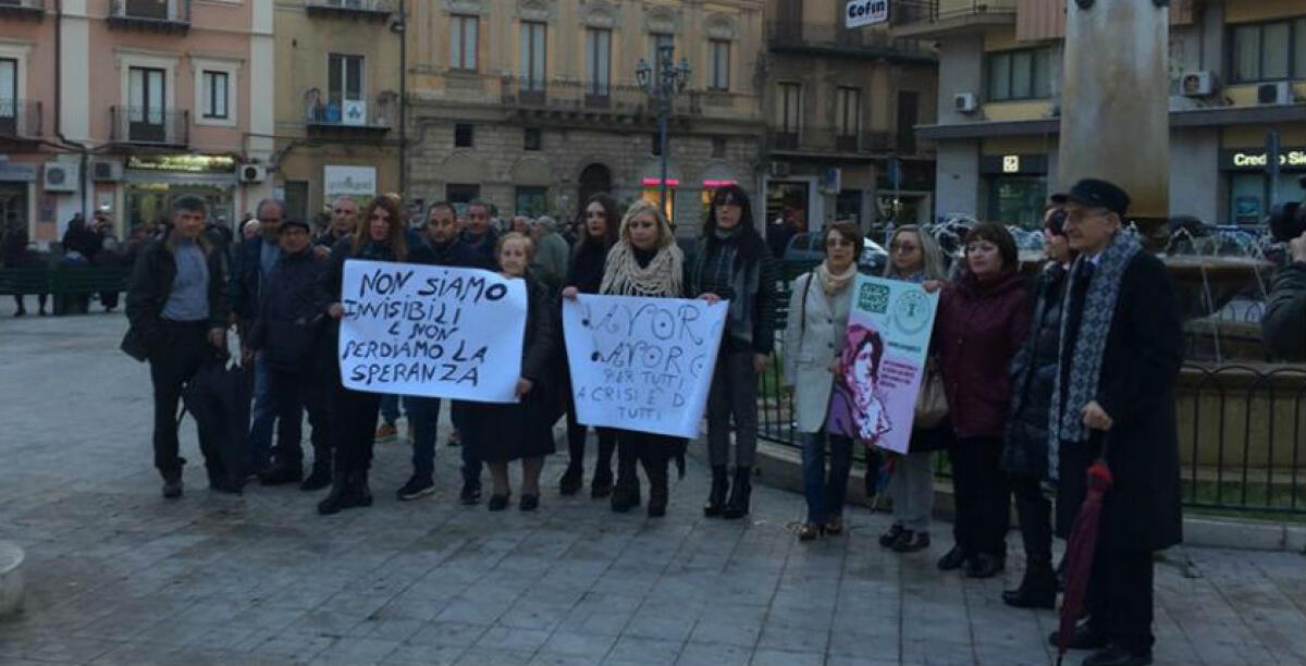 Le mogli degli operai dell'indotto lanciano un appello: "Pensate anche a chi è rimasto fuori" - 
