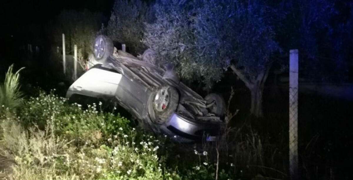 Una Peugeot ribaltata, c'è un uomo ferito: l'auto è finita fuori strada - 