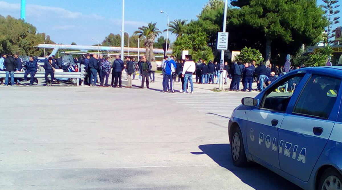 I sindacati degli edili con gli operai della Turco, "in prefettura convocata anche Eni" - 