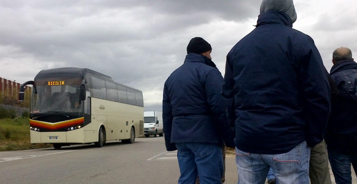 Gli operai "mordi e fuggi", partono ventenni e sessantenni: "fermate", straordinari e fuori busta - Una protesta degli operai dell'indotto Eni contro il ridimensionamento dello stabilimento di Piana del Signore