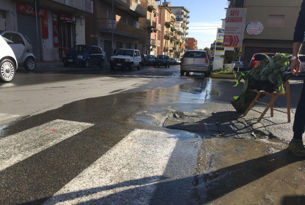 Si rompe la condotta in via Cascino, l'acqua invade la carreggiata - 