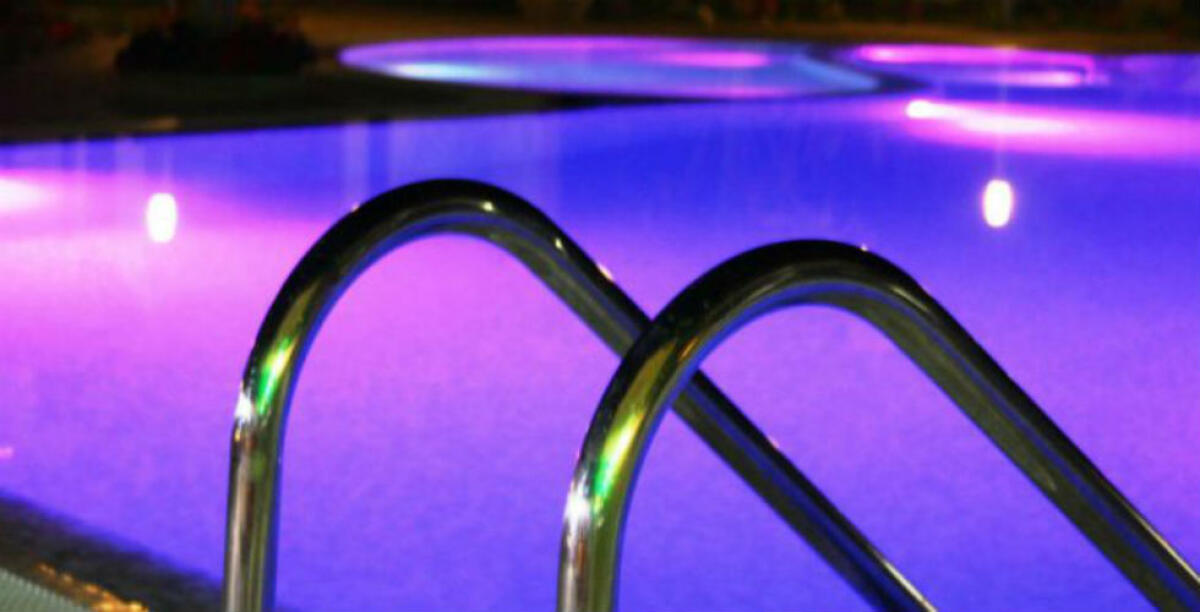 Cadde in piscina durante una festa, è in stato vegetativo: "Mancava il bagnino" - 