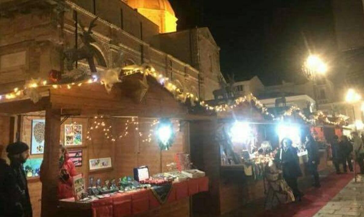 Forzate le casette di Natale in centro, rubate pure le bambole dell'Unicef - 