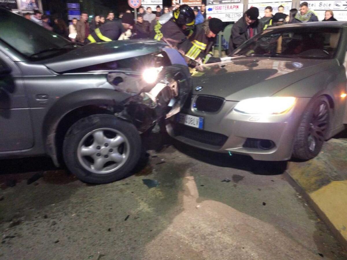 Grave frontale in via Venezia, feriti estratti dai pompieri - Il frontale in via Venezia tra una Land Rover e una Bmw