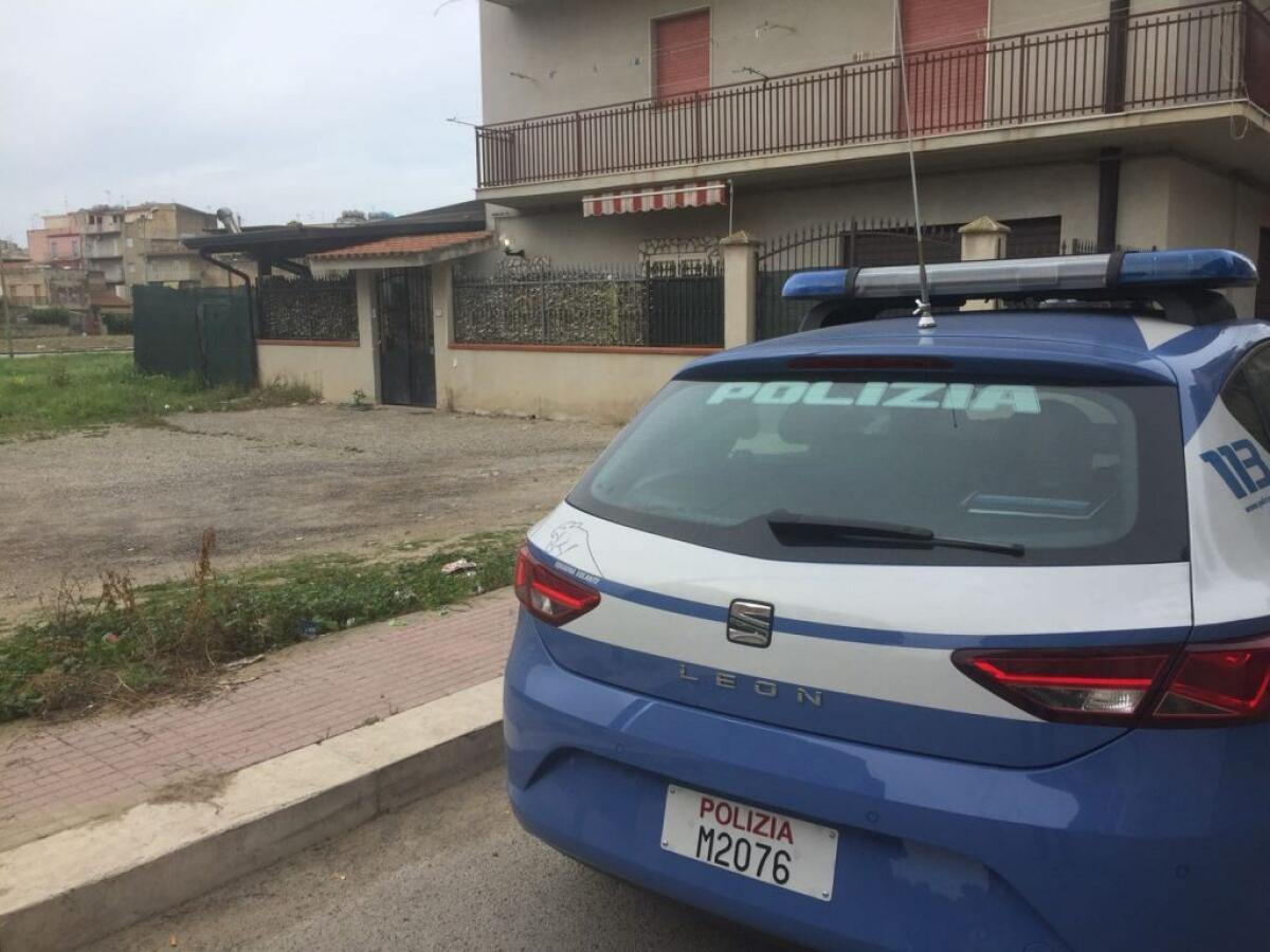 La compagna lo lascia e lui si impicca davanti il suo portone di casa - Una volante della polizia davanti la casa dove si è verificato il suicidio