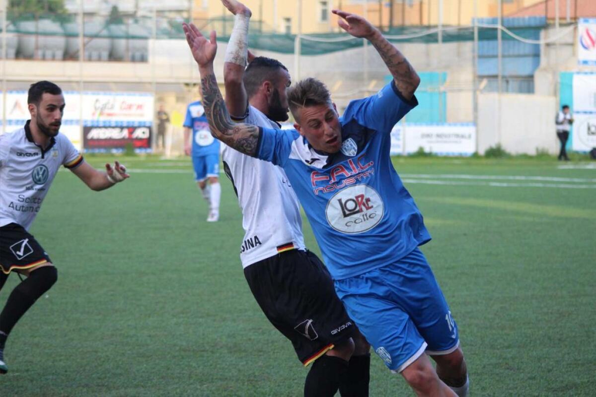 Gela-Messina 0-0, un pareggio che non serve a nessuno - Foto Maganuco. Tommaso Bonanno contrastato da Manetta
