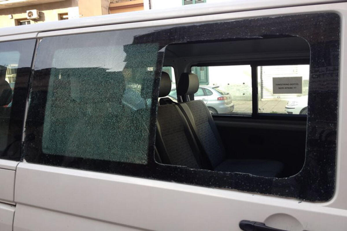 Assalto dei tifosi dell'Acireale al pulmino dei dirigenti del Gela, ferito l'autista - Il pulmino sul quale viaggiavano i dirigenti del Gela è stato danneggiato (foto archivio)