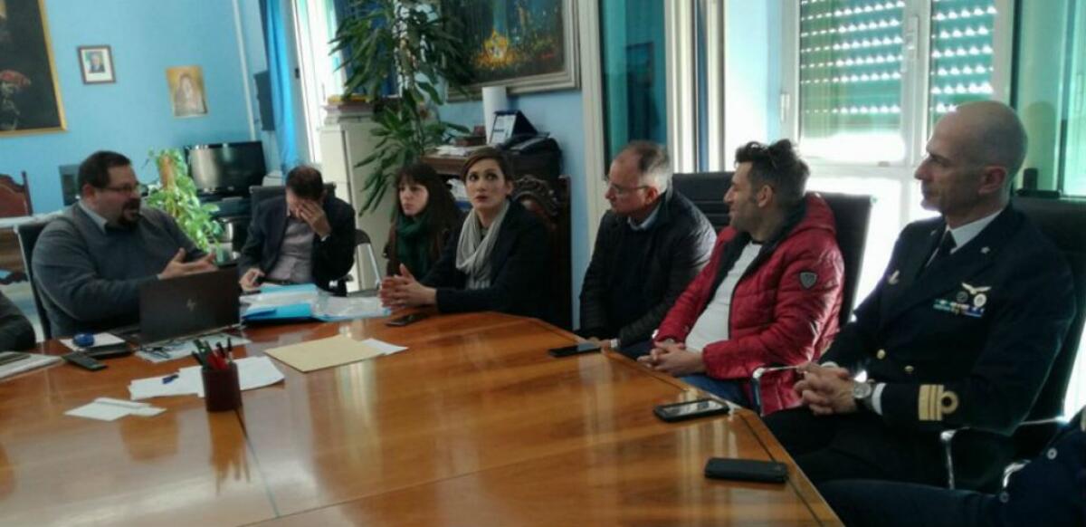Il porto insabbiato, ennesimo tavolo in municipio: c'è l'emergenza e Messinese vuole incontrare Musumeci - 