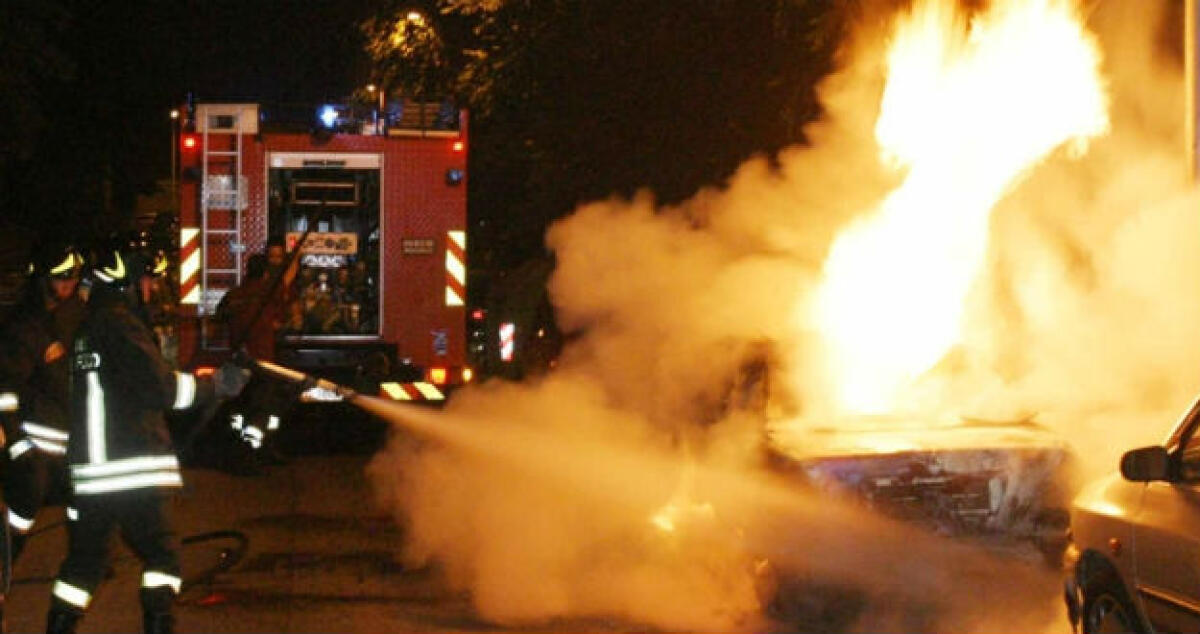 Un'altra notte di fuoco, fiamme alla Nissan X Trail di un piccolo imprenditore - 