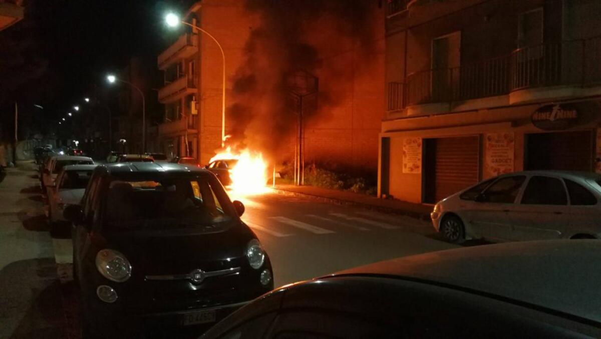 Una Bmw distrutta dalle fiamme, il rogo in via Crispi - Un incendio d'auto in via Crispi