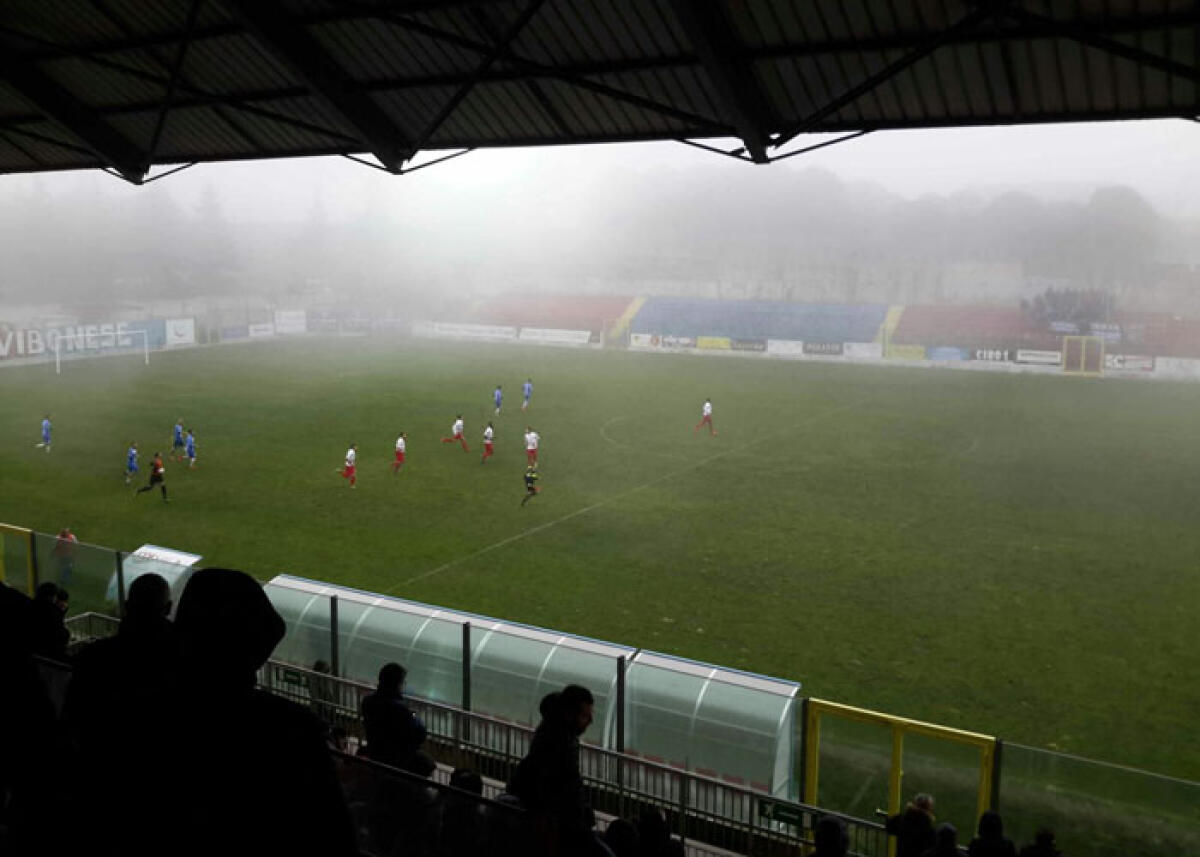 Gela sconfitto e infuriato, la Vibonese segna all'88' con un gol di mano - Lo stadio Luigi Razza avvolto dalla nebbia