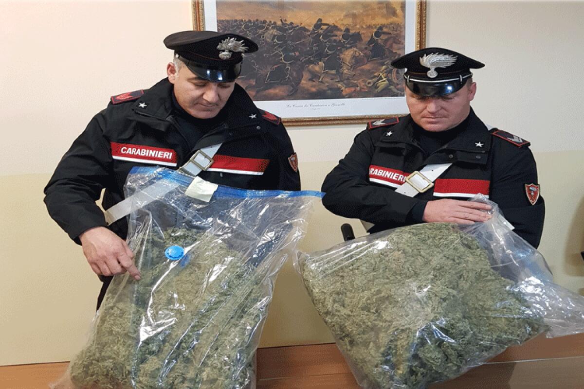 Cinque chili di marijuana nel cofano dell'auto, arrestato pusher catanese -