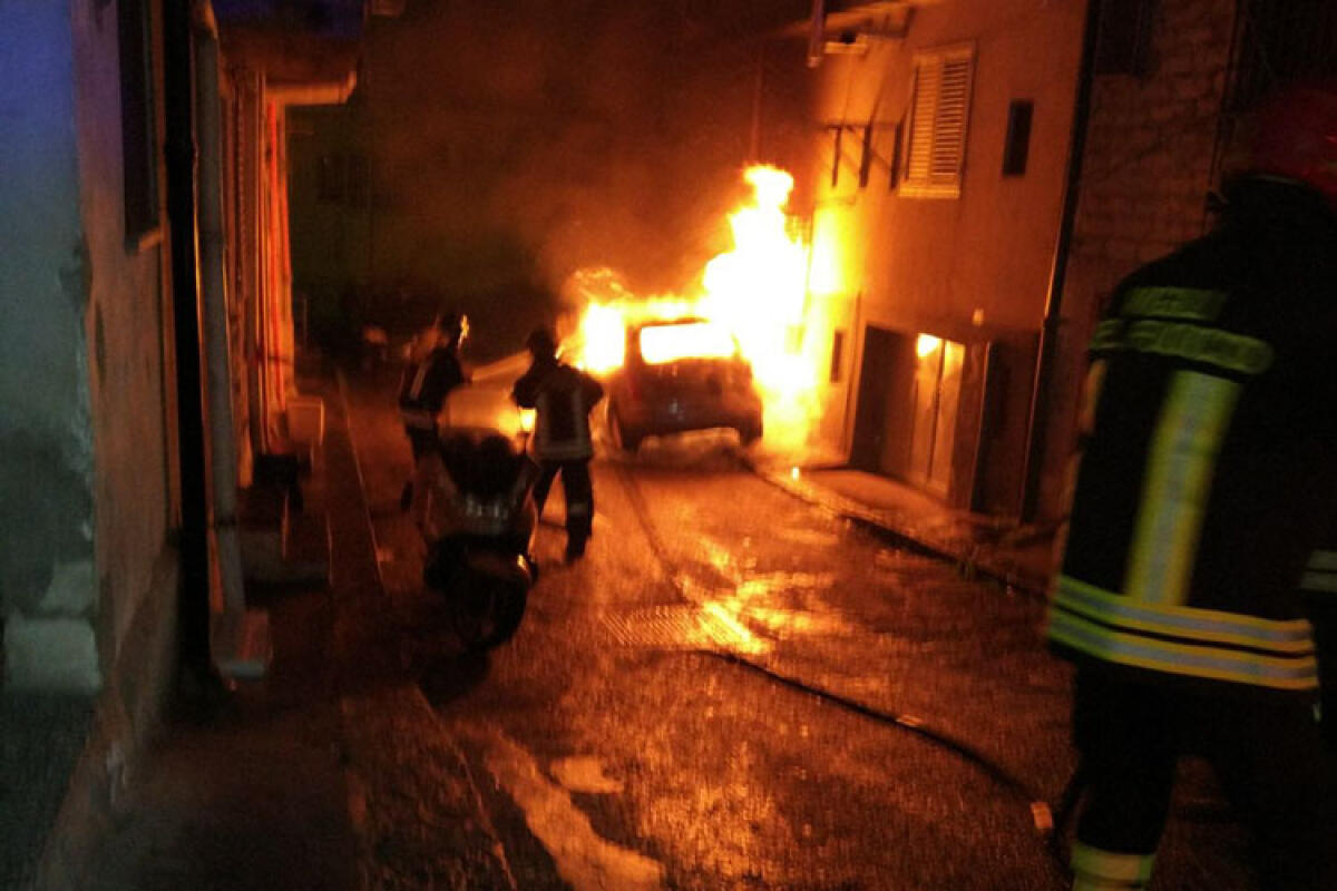 Notte di fuoco in via Sicilia, in fiamme una motoape ed una macchina - I vigili del fuoco in azione stanotte in via Sicilia