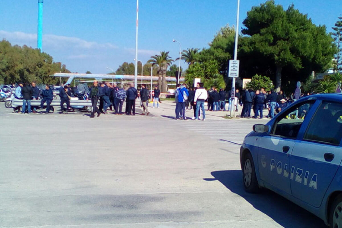 Licenziamenti alla Turco Costruzioni, l'indotto fermo da tre giorni - La protesta dei lavoratori della Turco Costruzioni 