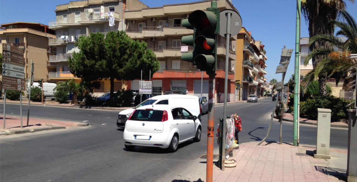 I black out del semaforo di via Venezia, un controllo mensile per evitare i guasti -