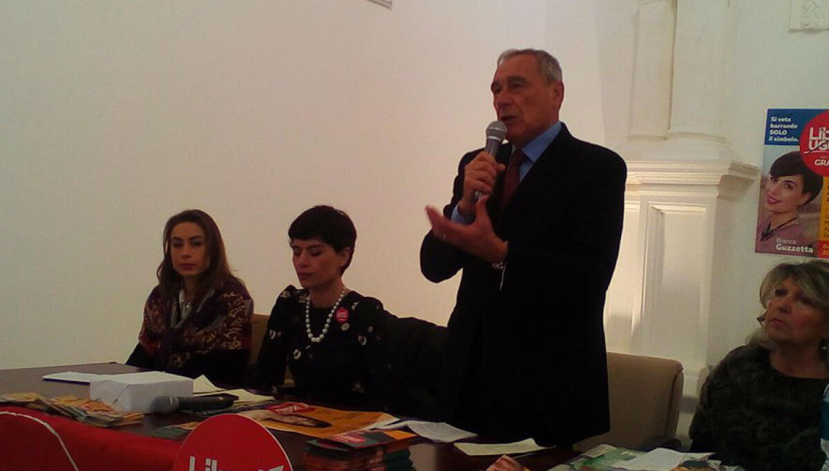 Grasso fa un "giro" in piazza Umberto e chiude a Crocetta: "Nessun accordo con i suoi" - Il presidente del Senato Pietro Grasso all'assemblea di LeU