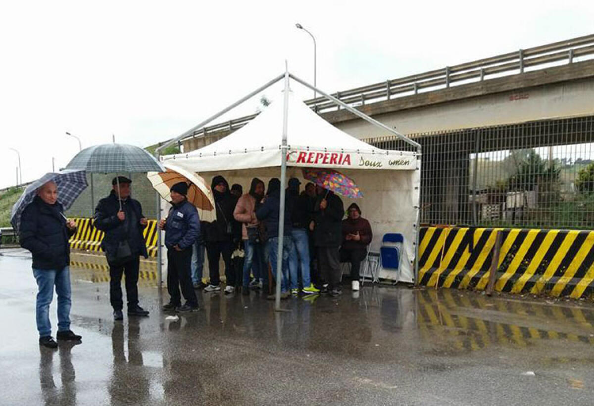 Sesto giorno di stop alla Turco, gli operai davanti i cancelli dell'azienda - I presidi di protesta